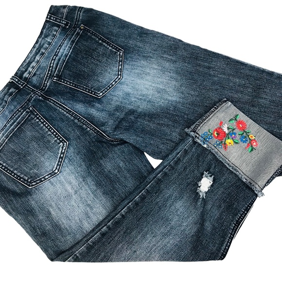 Baccini Denim - Baccini  Capris with Floral Embroidery